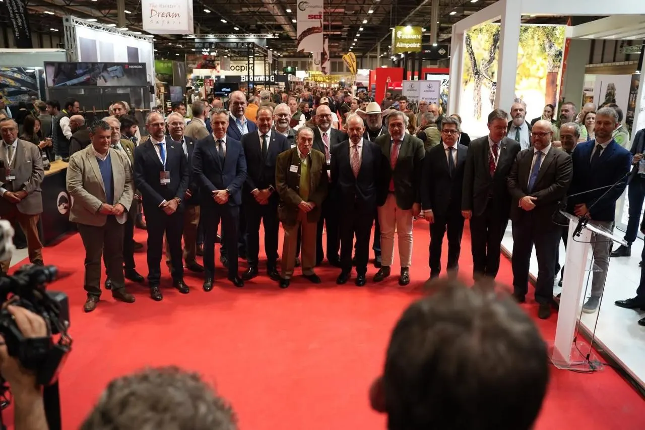 A delegation of SCI members lines up on the red carpet at the fair.