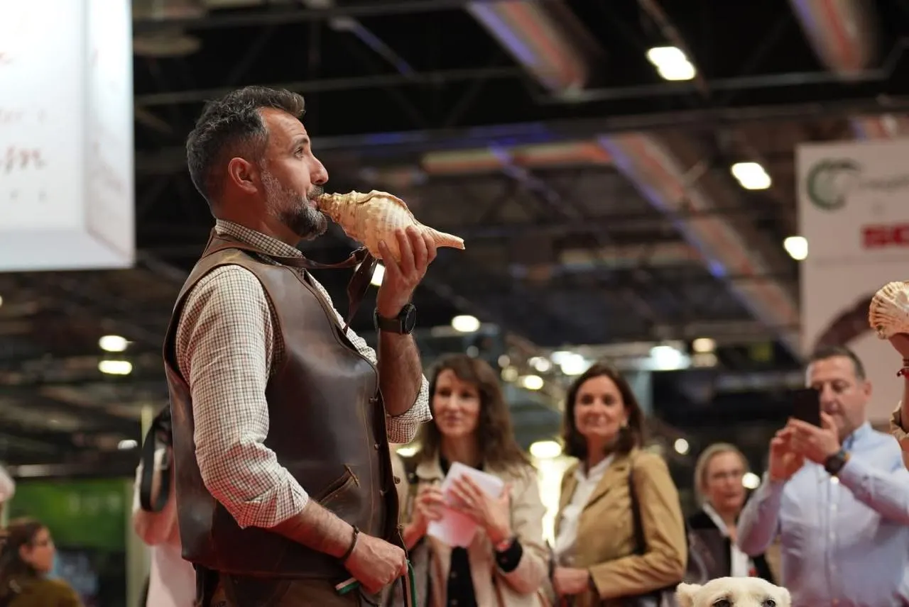 A speaker addresses visitors on the fair floor.