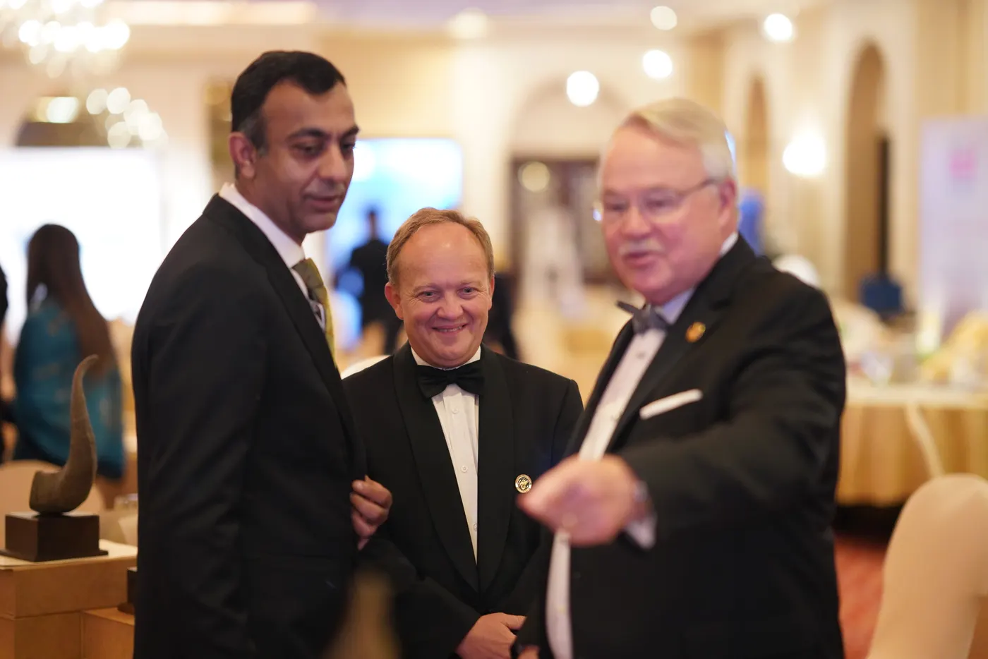 Visiting SCI members from abroad talk with chapter members at the gala.