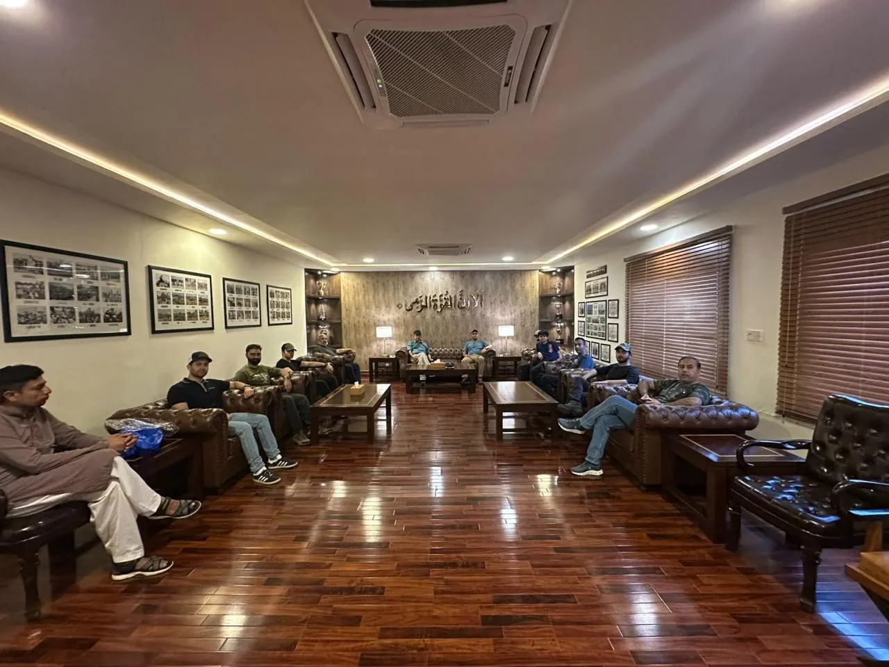 Members relax in the range clubhouse lounge between rounds.